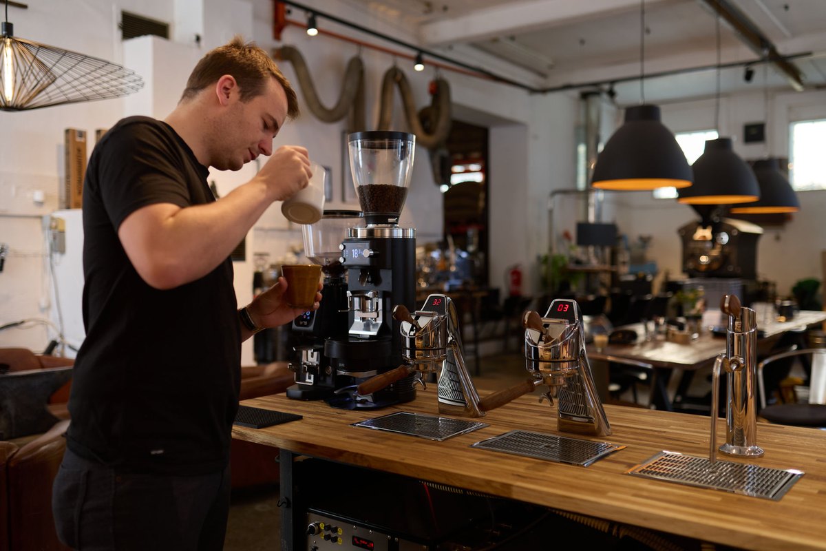 Espresso-Modbar in der Rösterei der Röstschmiede Neu-Ulm – mobile Bar mit Blick in den Raum